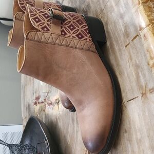 Jasper & Jeera Anthropologie Leather Booties Size 38 / US 8 Light Brown & Red